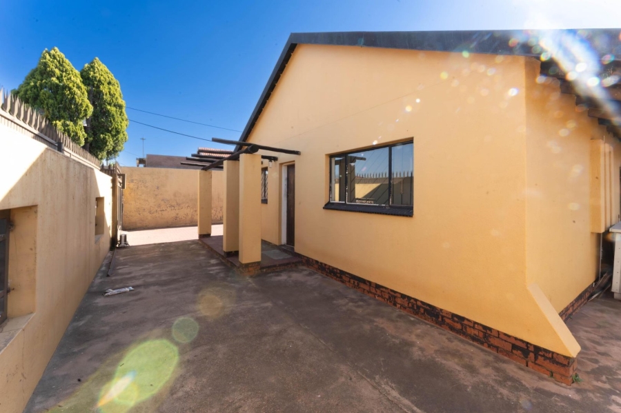 To Let 2 Bedroom Property for Rent in Protea North Gauteng