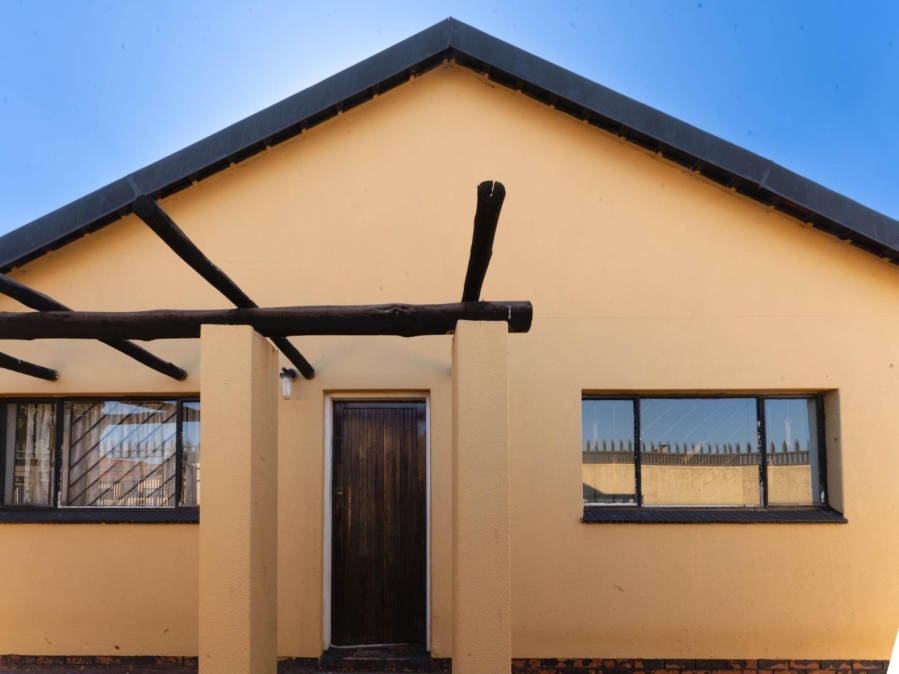 To Let 2 Bedroom Property for Rent in Protea North Gauteng