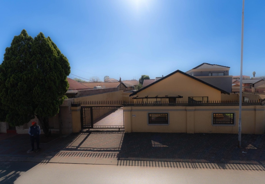 To Let 2 Bedroom Property for Rent in Protea North Gauteng