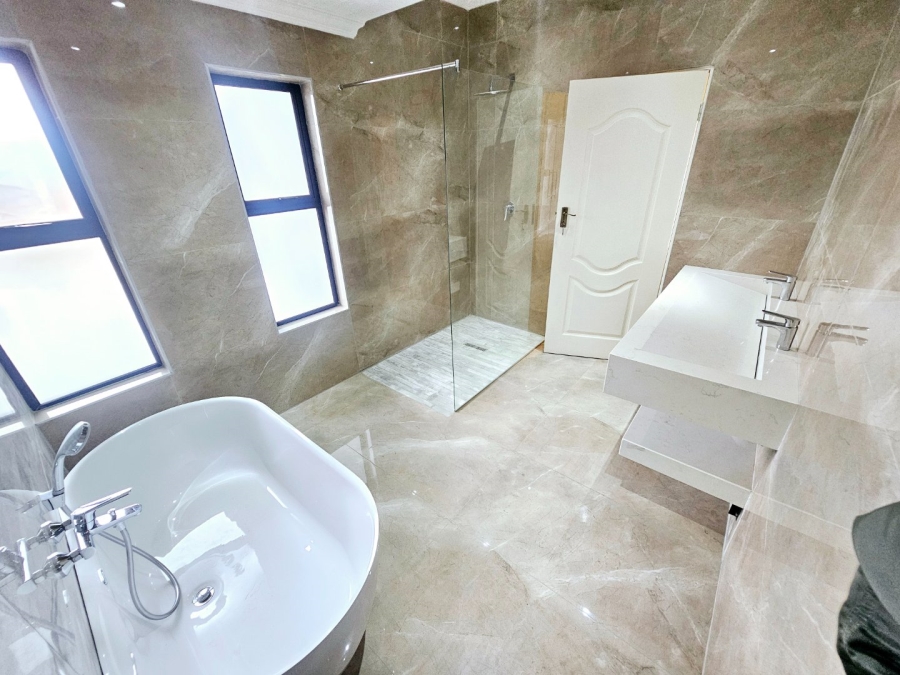 4 Bedroom Property for Sale in Eldoraigne Gauteng