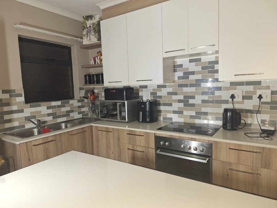  Bedroom Property for Sale in Die Hoewes Gauteng