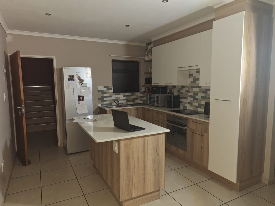  Bedroom Property for Sale in Die Hoewes Gauteng