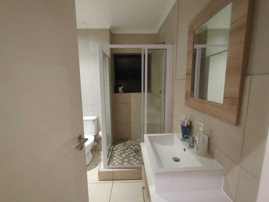  Bedroom Property for Sale in Die Hoewes Gauteng