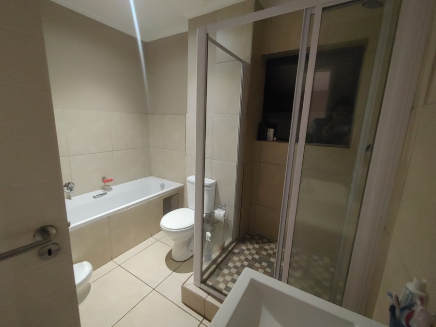  Bedroom Property for Sale in Die Hoewes Gauteng