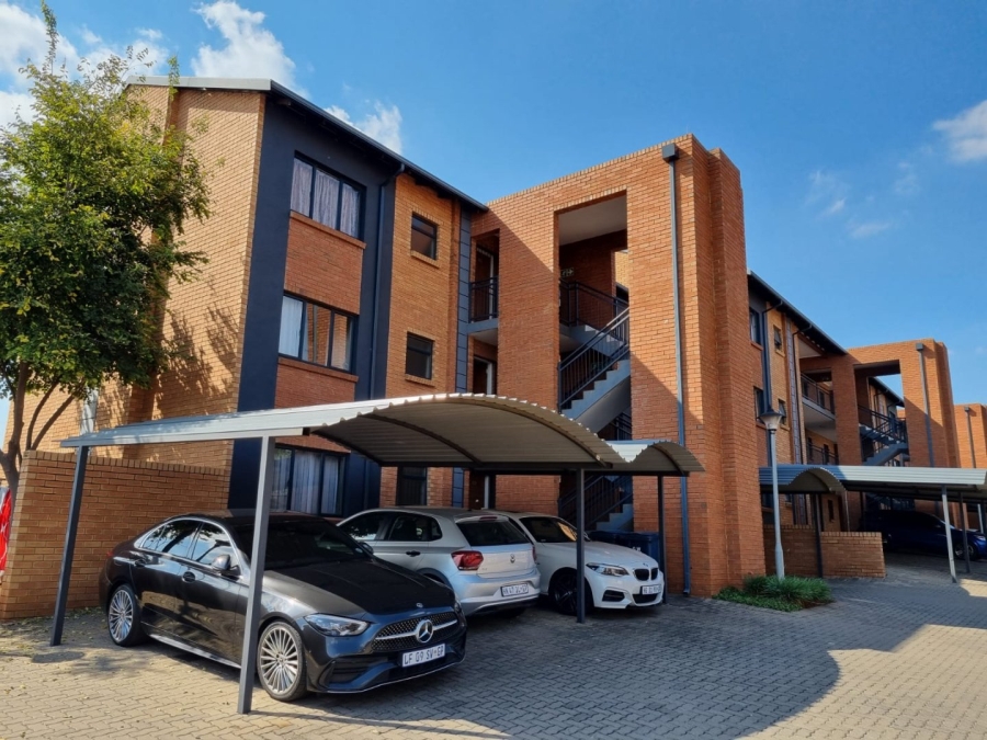  Bedroom Property for Sale in Die Hoewes Gauteng
