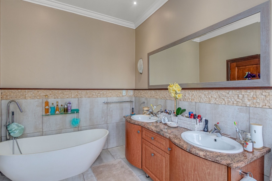 5 Bedroom Property for Sale in Blue Hills Country Estate Gauteng