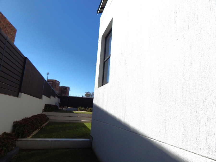 To Let 4 Bedroom Property for Rent in Helderfontein Estate Gauteng
