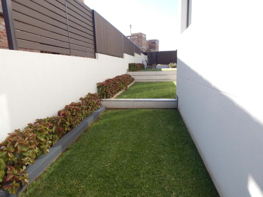 To Let 4 Bedroom Property for Rent in Helderfontein Estate Gauteng