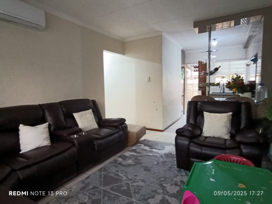To Let 3 Bedroom Property for Rent in Heuwelsig Estate Gauteng
