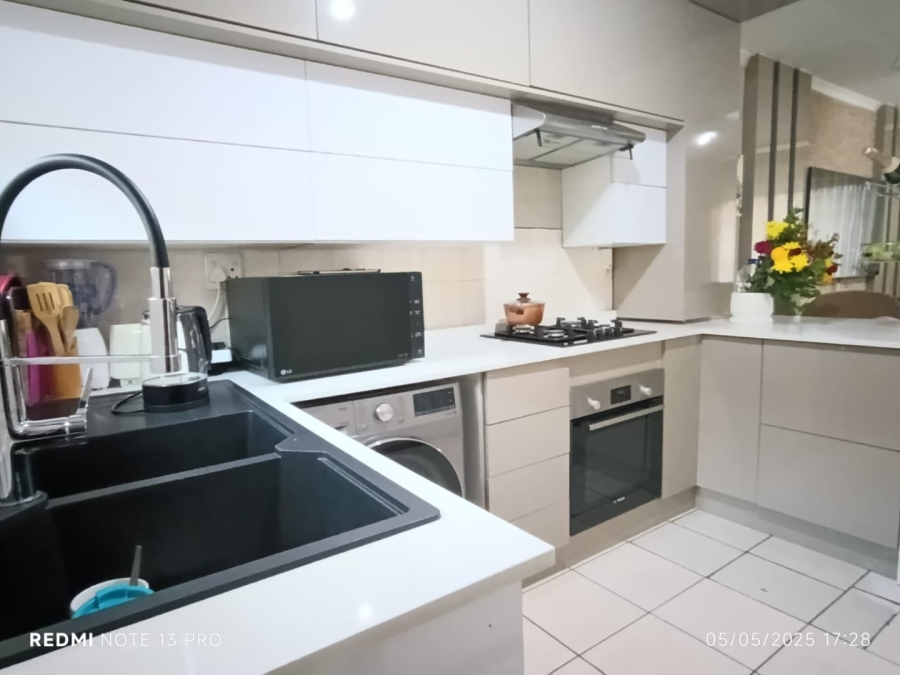 To Let 3 Bedroom Property for Rent in Heuwelsig Estate Gauteng