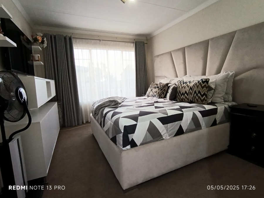 To Let 3 Bedroom Property for Rent in Heuwelsig Estate Gauteng