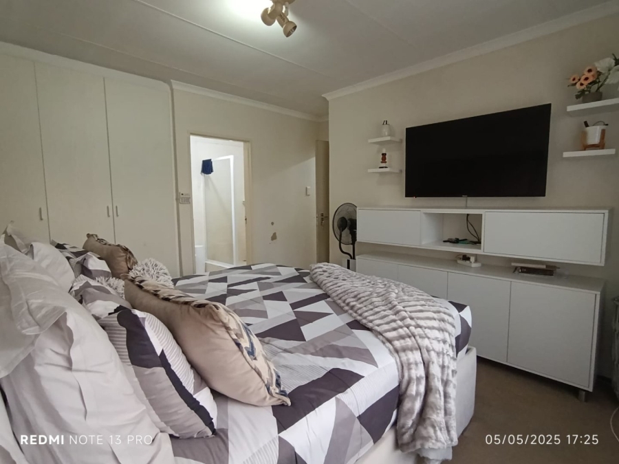 To Let 3 Bedroom Property for Rent in Heuwelsig Estate Gauteng