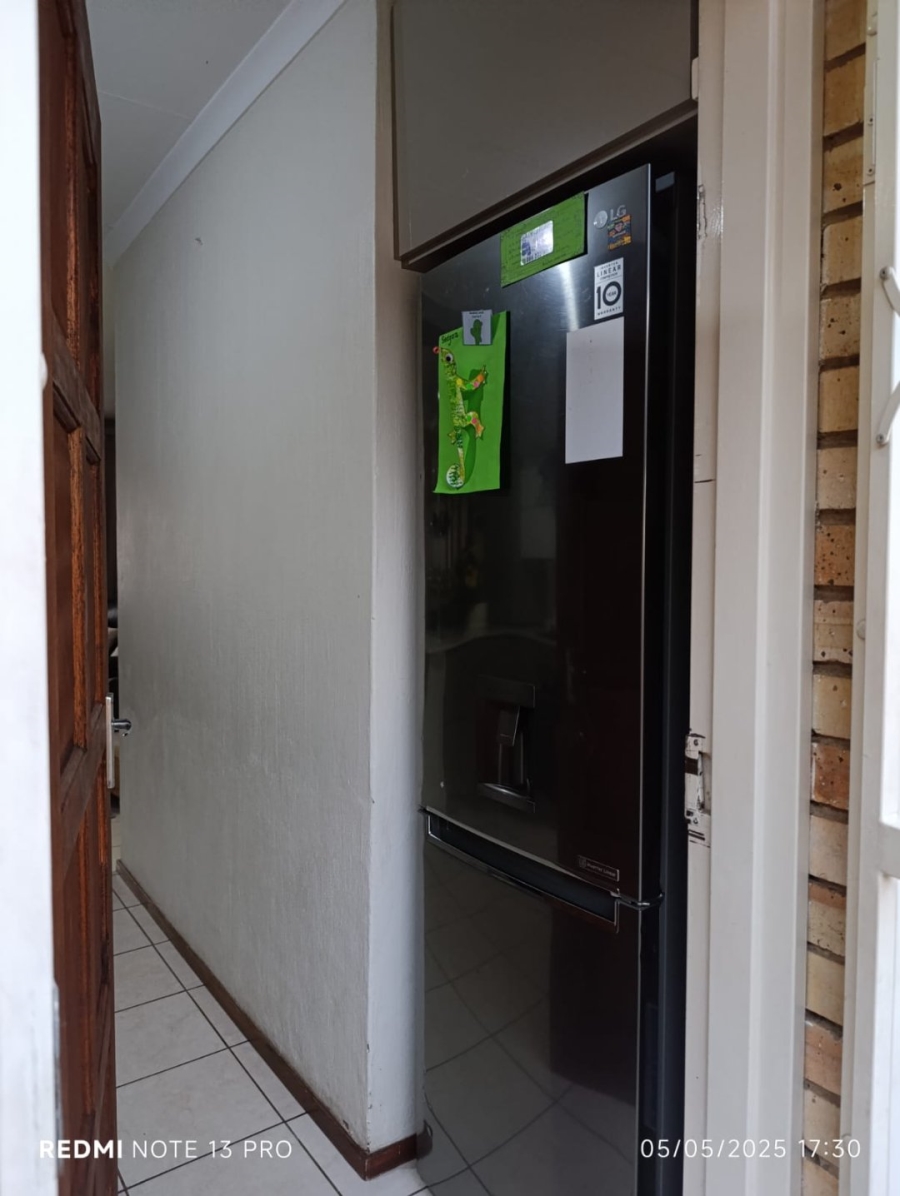 To Let 3 Bedroom Property for Rent in Heuwelsig Estate Gauteng