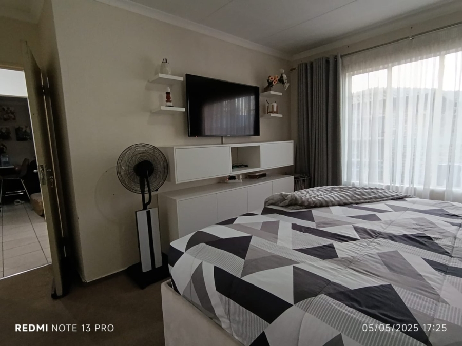 To Let 3 Bedroom Property for Rent in Heuwelsig Estate Gauteng
