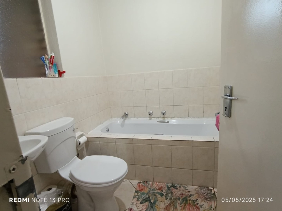 To Let 3 Bedroom Property for Rent in Heuwelsig Estate Gauteng