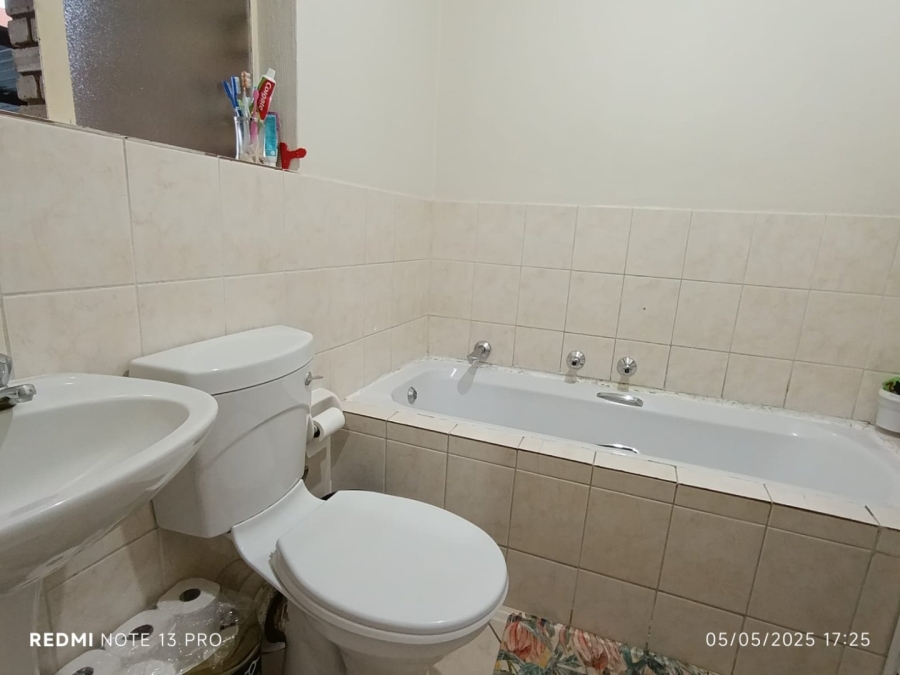 To Let 3 Bedroom Property for Rent in Heuwelsig Estate Gauteng