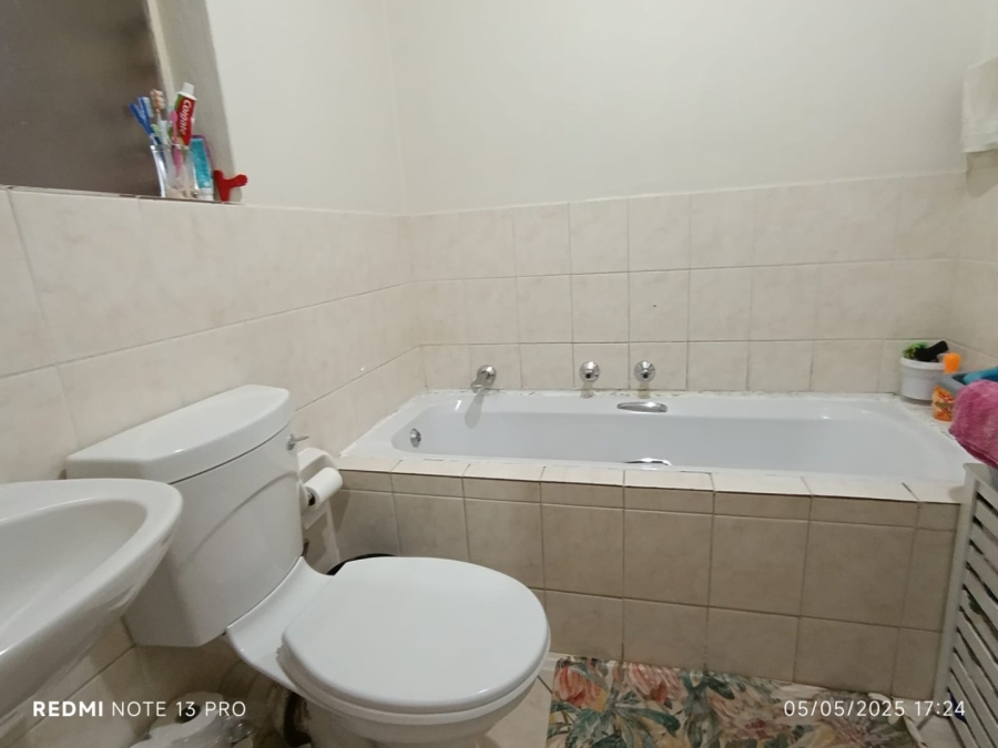To Let 3 Bedroom Property for Rent in Heuwelsig Estate Gauteng