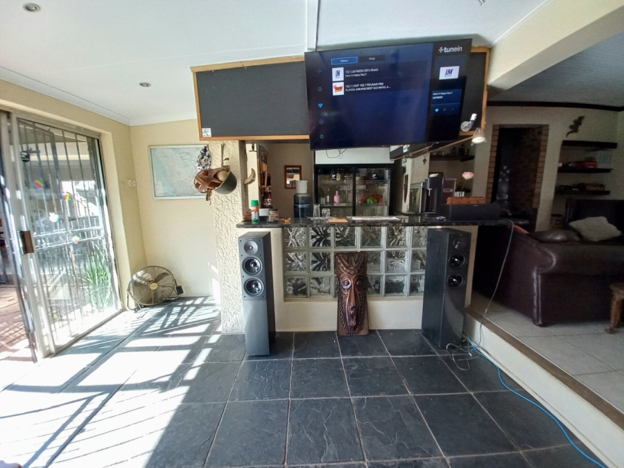 3 Bedroom Property for Sale in Buurendal Gauteng
