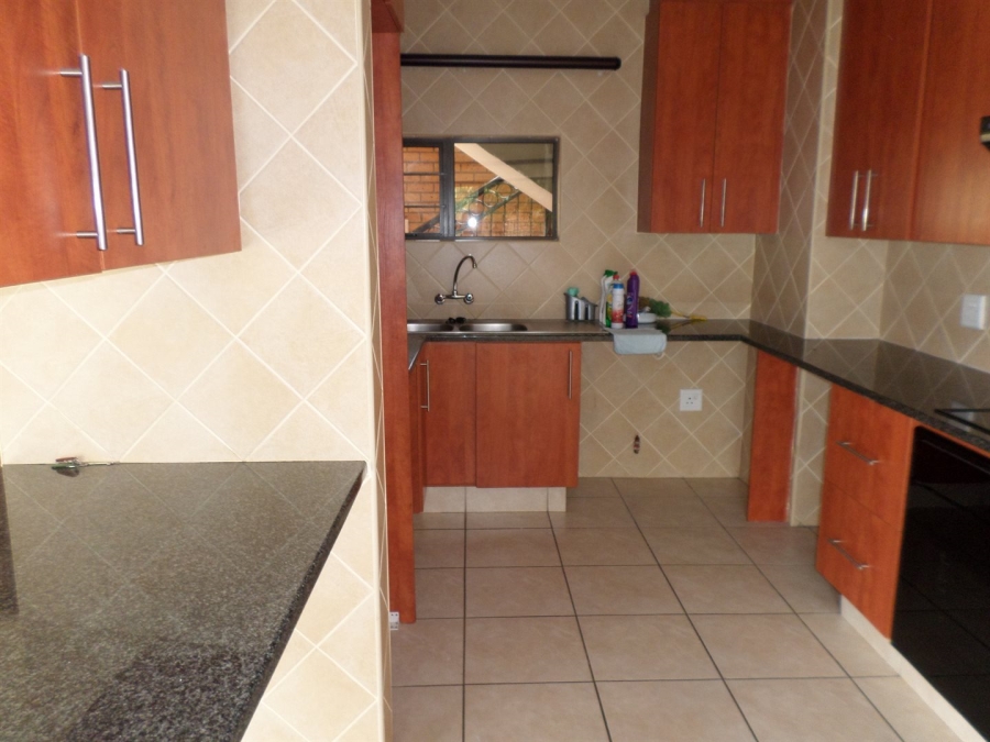 To Let 2 Bedroom Property for Rent in Farrarmere Gauteng