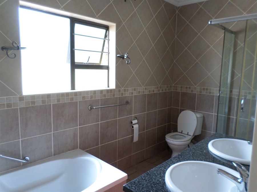 To Let 2 Bedroom Property for Rent in Farrarmere Gauteng