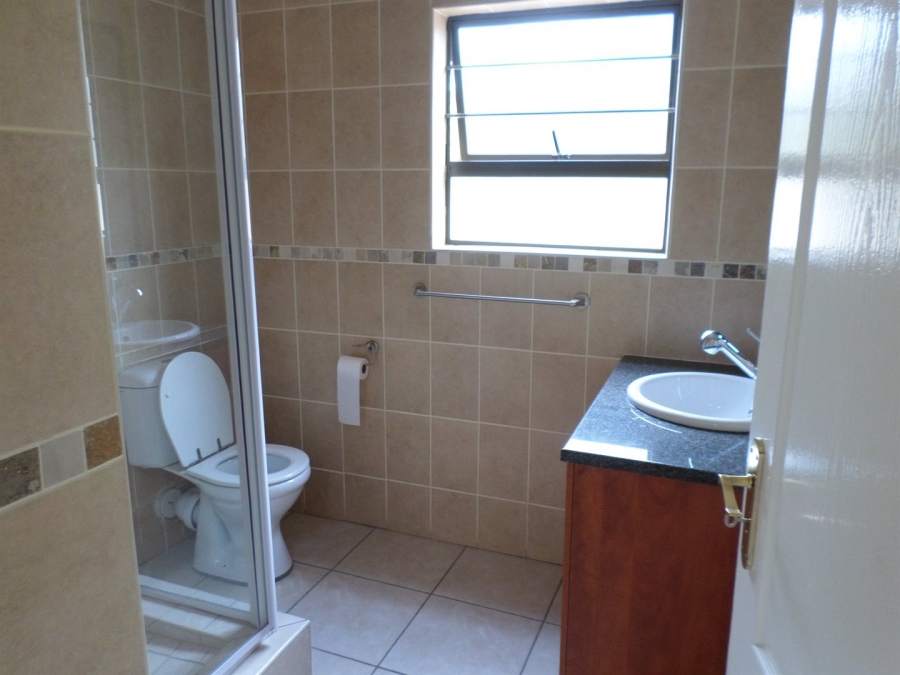 To Let 2 Bedroom Property for Rent in Farrarmere Gauteng