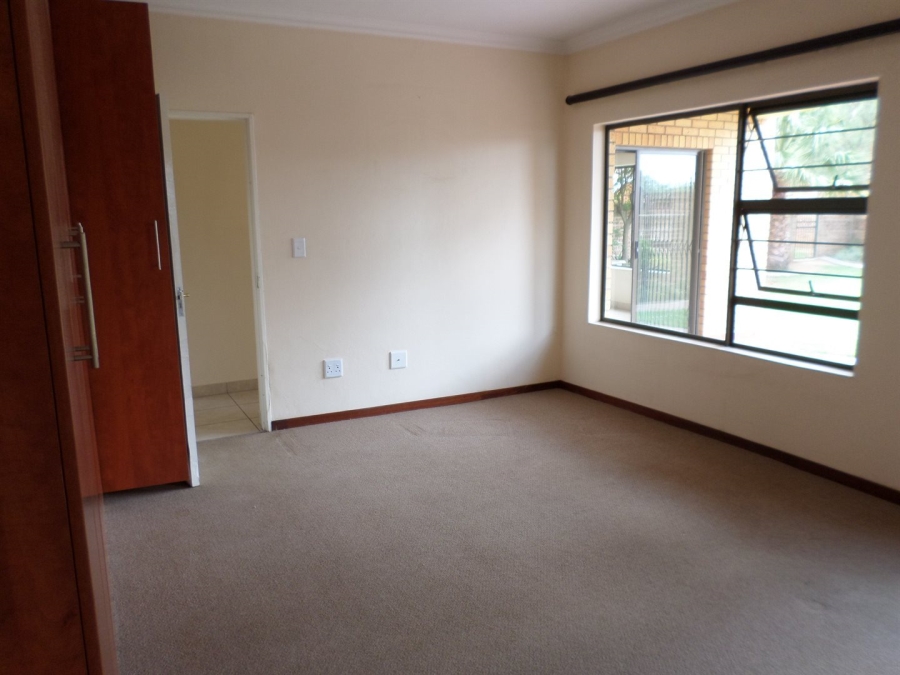 To Let 2 Bedroom Property for Rent in Farrarmere Gauteng
