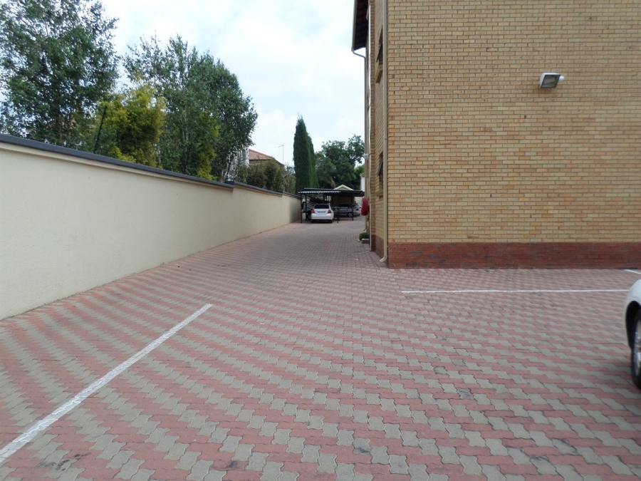 To Let 2 Bedroom Property for Rent in Farrarmere Gauteng