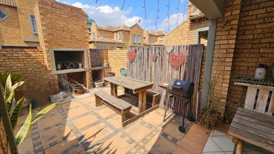 To Let 2 Bedroom Property for Rent in Equestria Gauteng