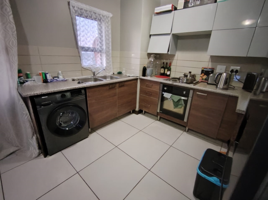 1 Bedroom Property for Sale in Rooihuiskraal North Gauteng