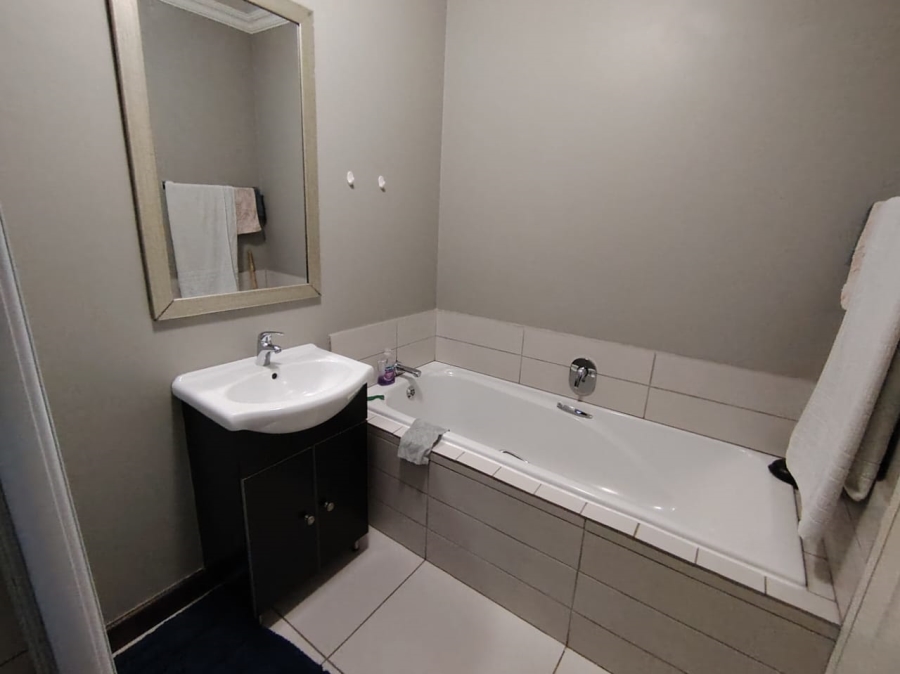 1 Bedroom Property for Sale in Rooihuiskraal North Gauteng