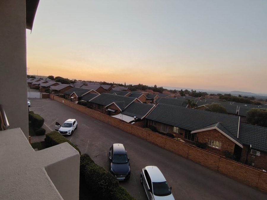 1 Bedroom Property for Sale in Rooihuiskraal North Gauteng