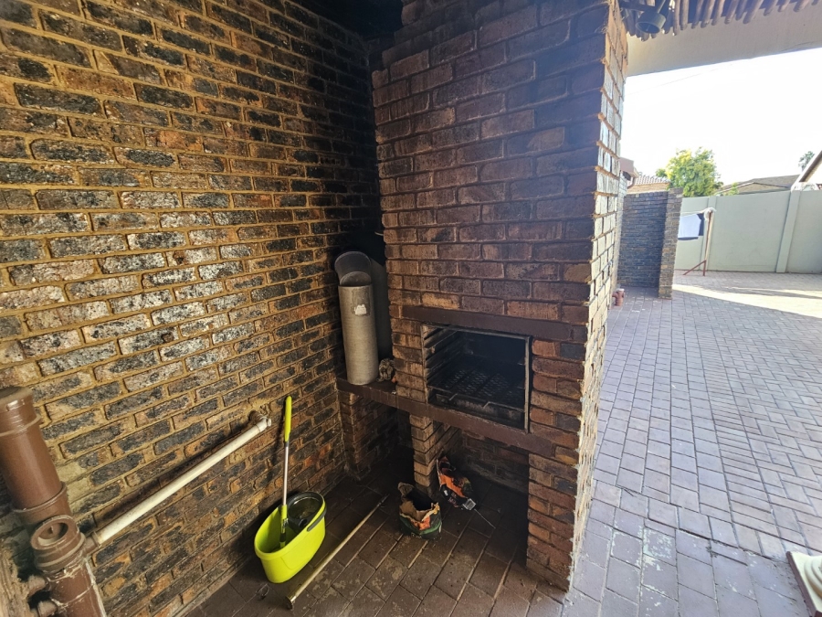 5 Bedroom Property for Sale in Montana Gauteng
