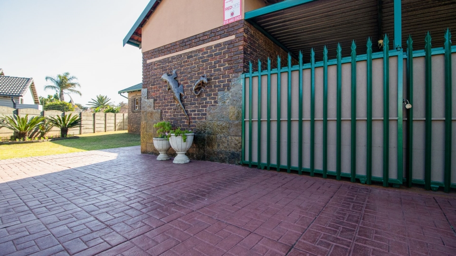 4 Bedroom Property for Sale in Bonaero Park Gauteng