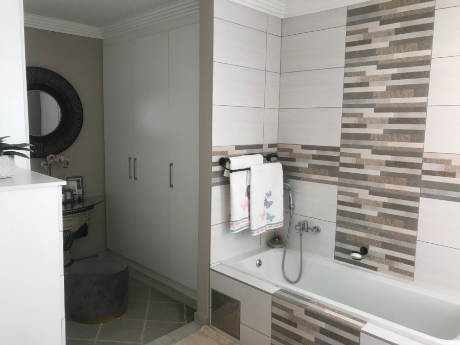 3 Bedroom Property for Sale in Azaadville Gardens Gauteng