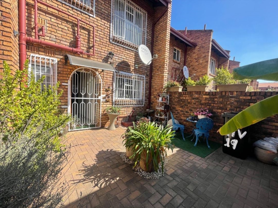 2 Bedroom Property for Sale in Dayanglen Gauteng