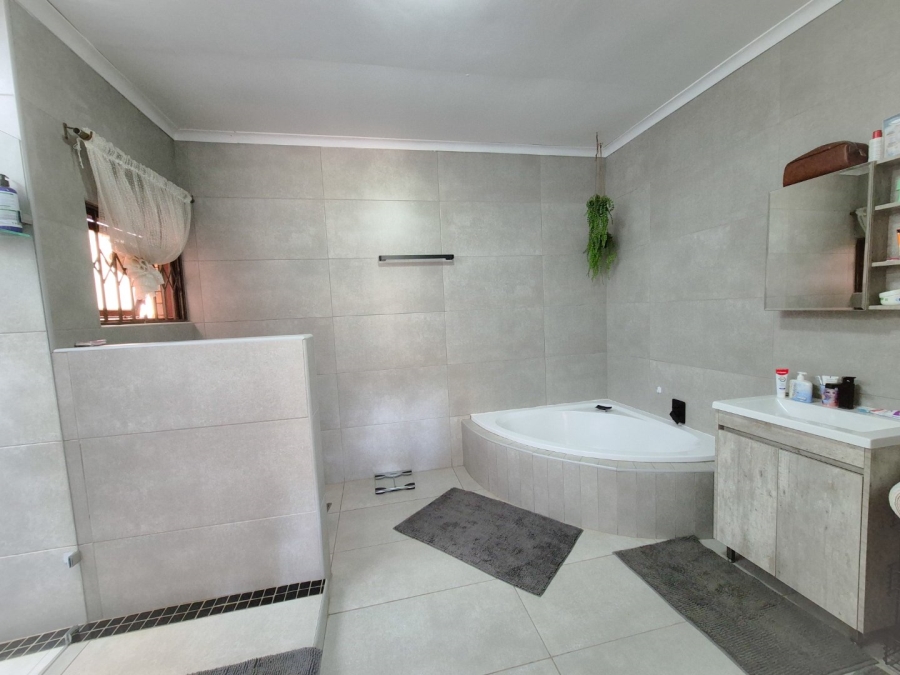4 Bedroom Property for Sale in Vanderbijlpark SW 5 Gauteng