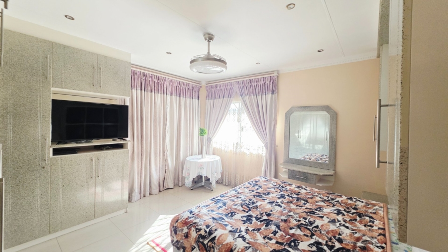 5 Bedroom Property for Sale in Laudium Gauteng