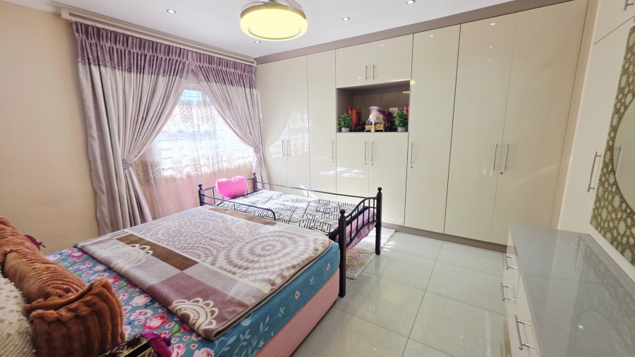 5 Bedroom Property for Sale in Laudium Gauteng
