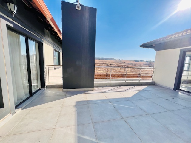 To Let 5 Bedroom Property for Rent in Blue Valley Golf Estate Gauteng