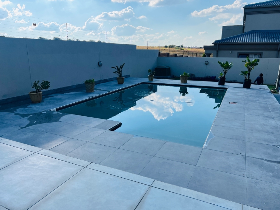 To Let 5 Bedroom Property for Rent in Blue Valley Golf Estate Gauteng