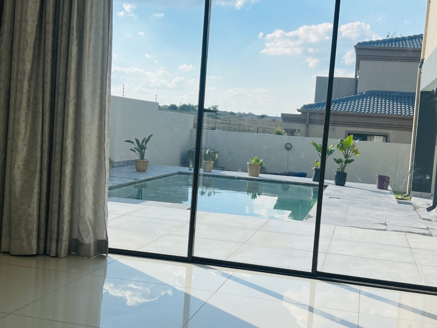 To Let 5 Bedroom Property for Rent in Blue Valley Golf Estate Gauteng