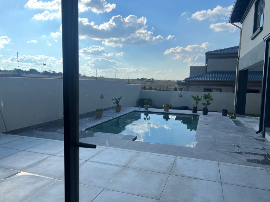 To Let 5 Bedroom Property for Rent in Blue Valley Golf Estate Gauteng