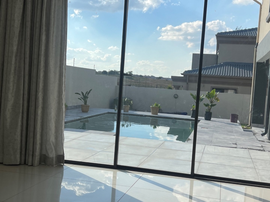 To Let 5 Bedroom Property for Rent in Blue Valley Golf Estate Gauteng