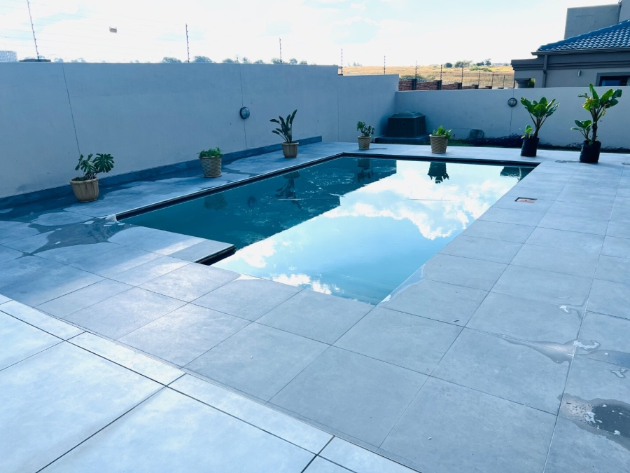To Let 5 Bedroom Property for Rent in Blue Valley Golf Estate Gauteng