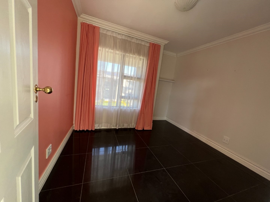To Let 5 Bedroom Property for Rent in Blue Valley Golf Estate Gauteng