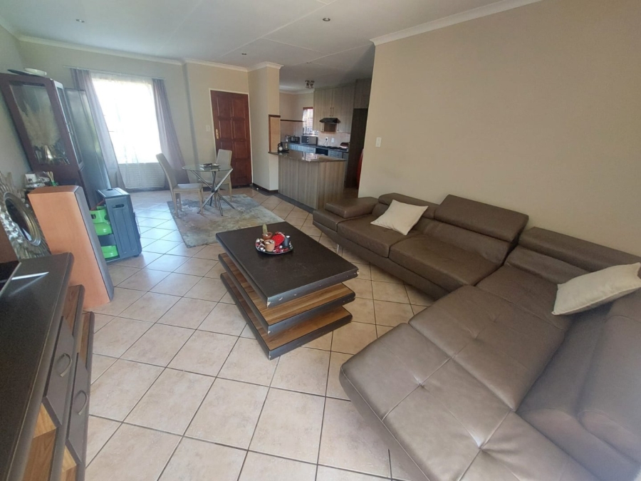 To Let 2 Bedroom Property for Rent in Monavoni Gauteng