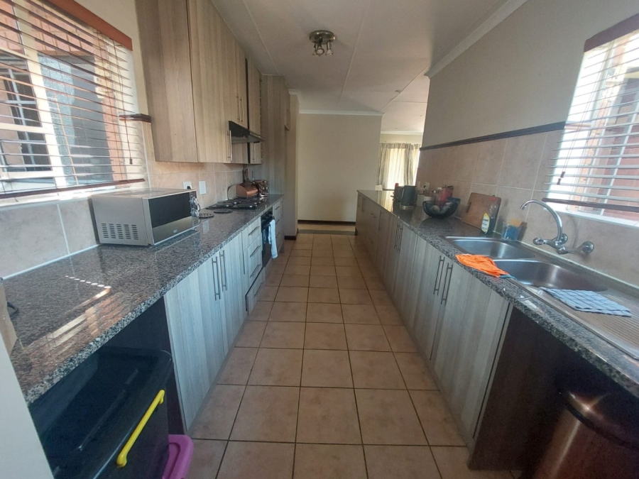 To Let 2 Bedroom Property for Rent in Monavoni Gauteng