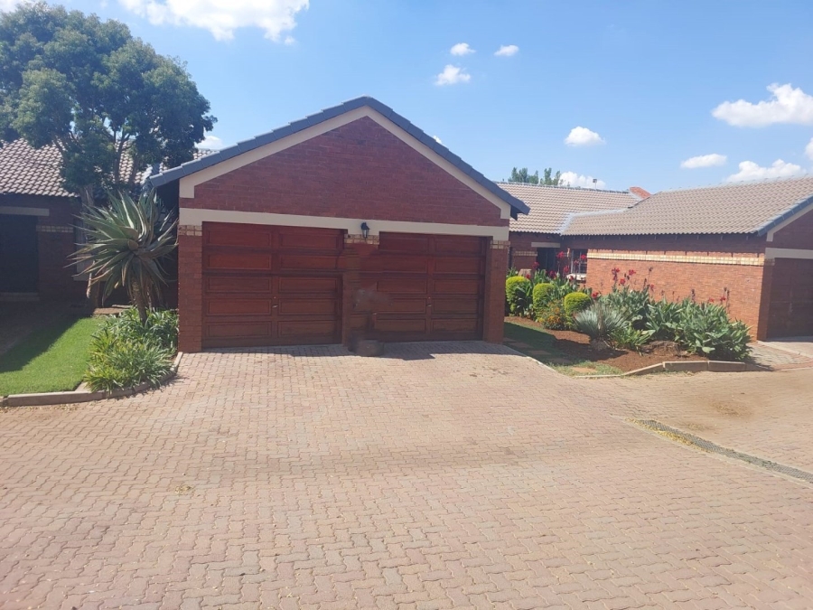To Let 2 Bedroom Property for Rent in Monavoni Gauteng