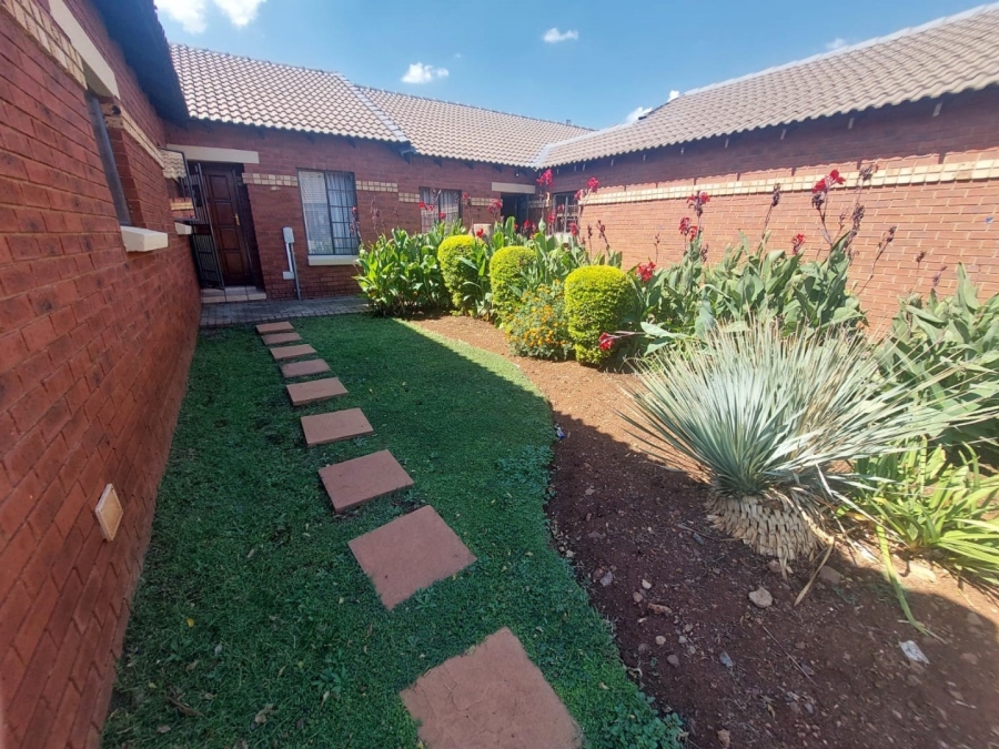 To Let 2 Bedroom Property for Rent in Monavoni Gauteng
