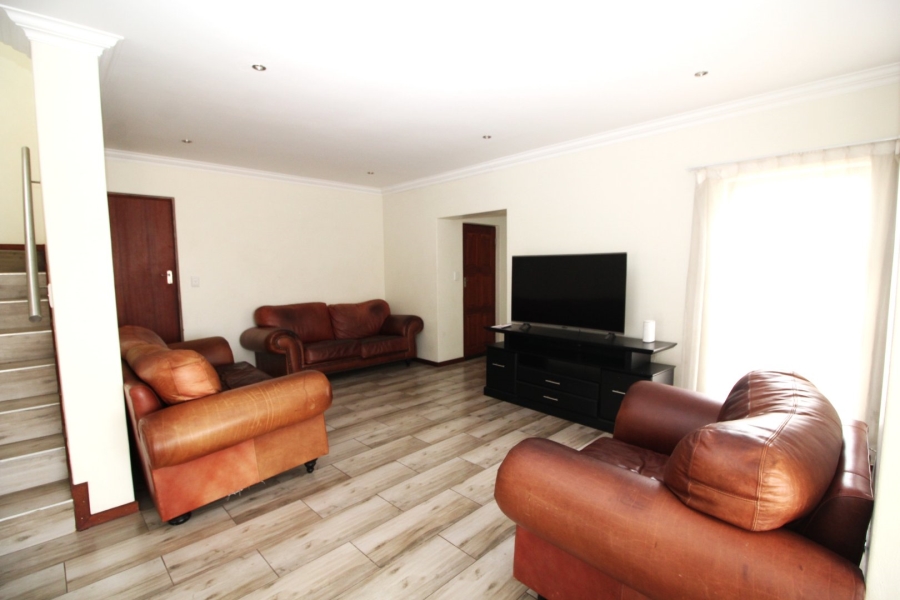 To Let 4 Bedroom Property for Rent in Thatchfield Hills Gauteng